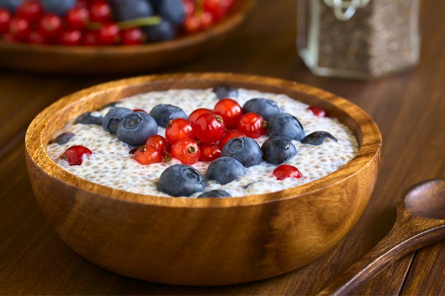 porridge aux graines de chia et fruits rouges min