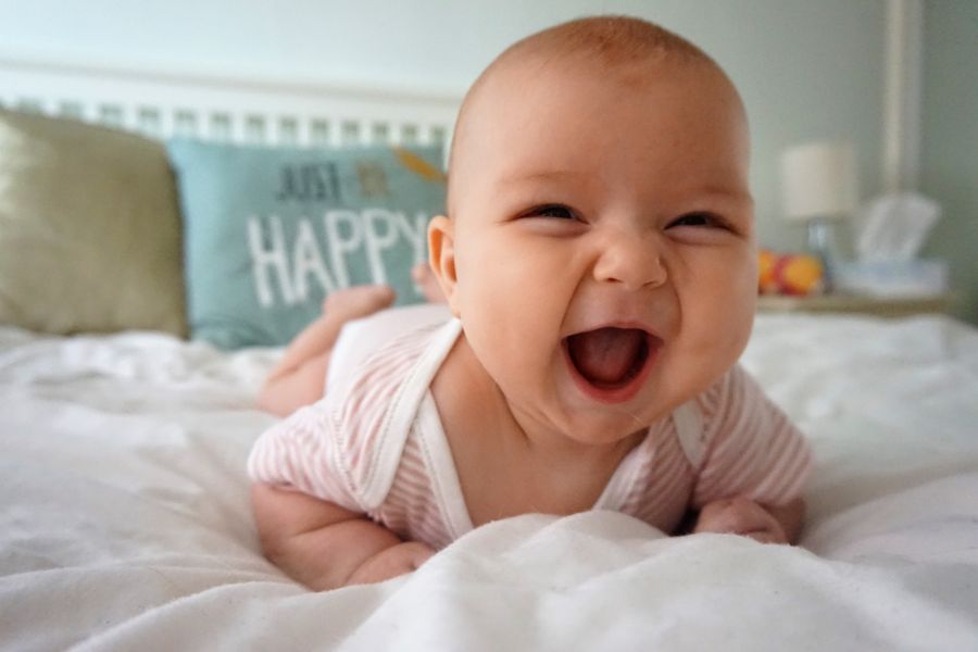 bébé heureux qui sourit