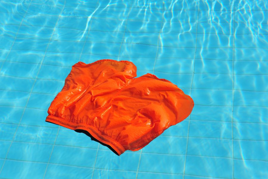 pourquoi les shorts de bain sont interdits dans les piscines