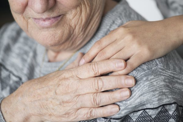 Maintien à domicile, EHPAD ou accueil familial : quelle solution pour un parent en perte d'autonomie ?